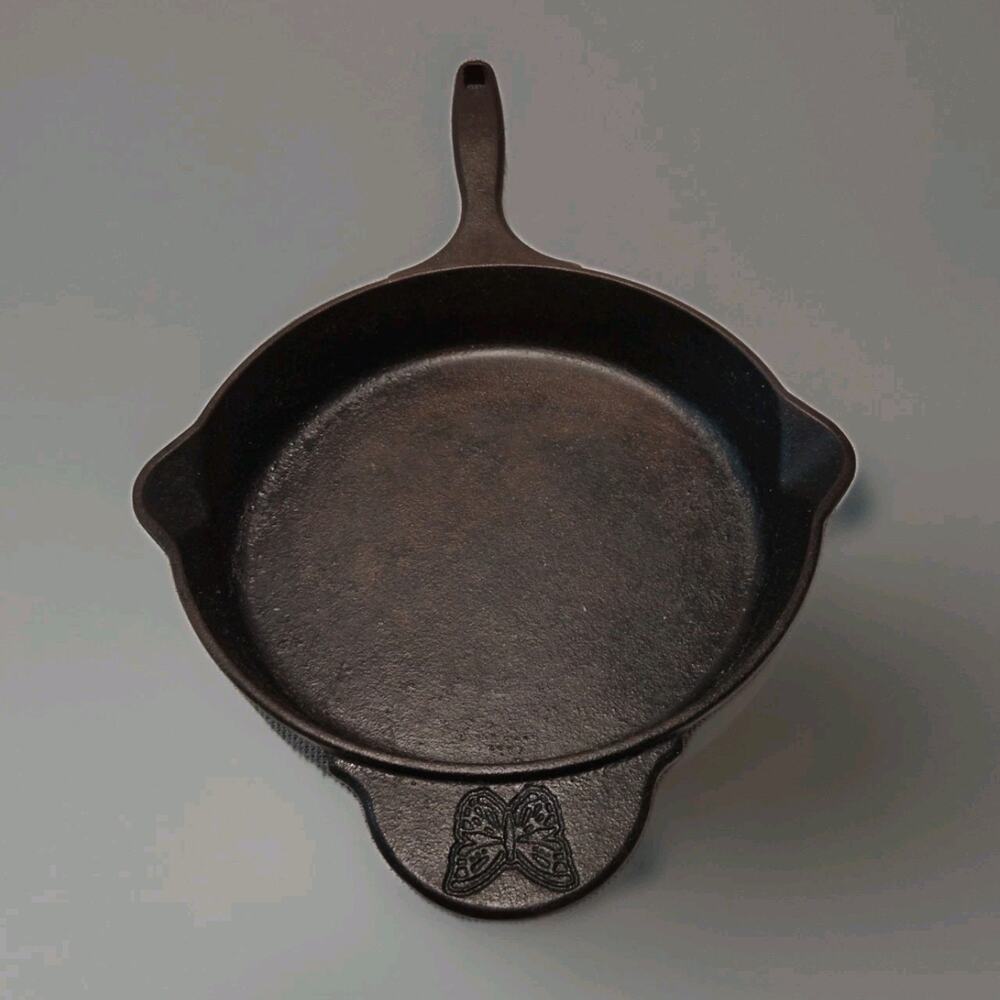 Pioneer Woman 8" Cast Iron Skillet with Pour Spouts